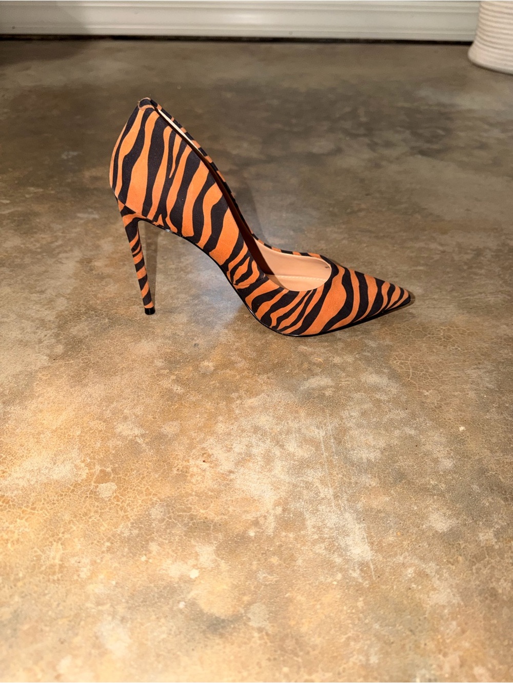 Steve Madden Tiger Print Stiletto Heels Pointed Toe Pumps Orange Black Size 6.5 - Picture 6 of 8